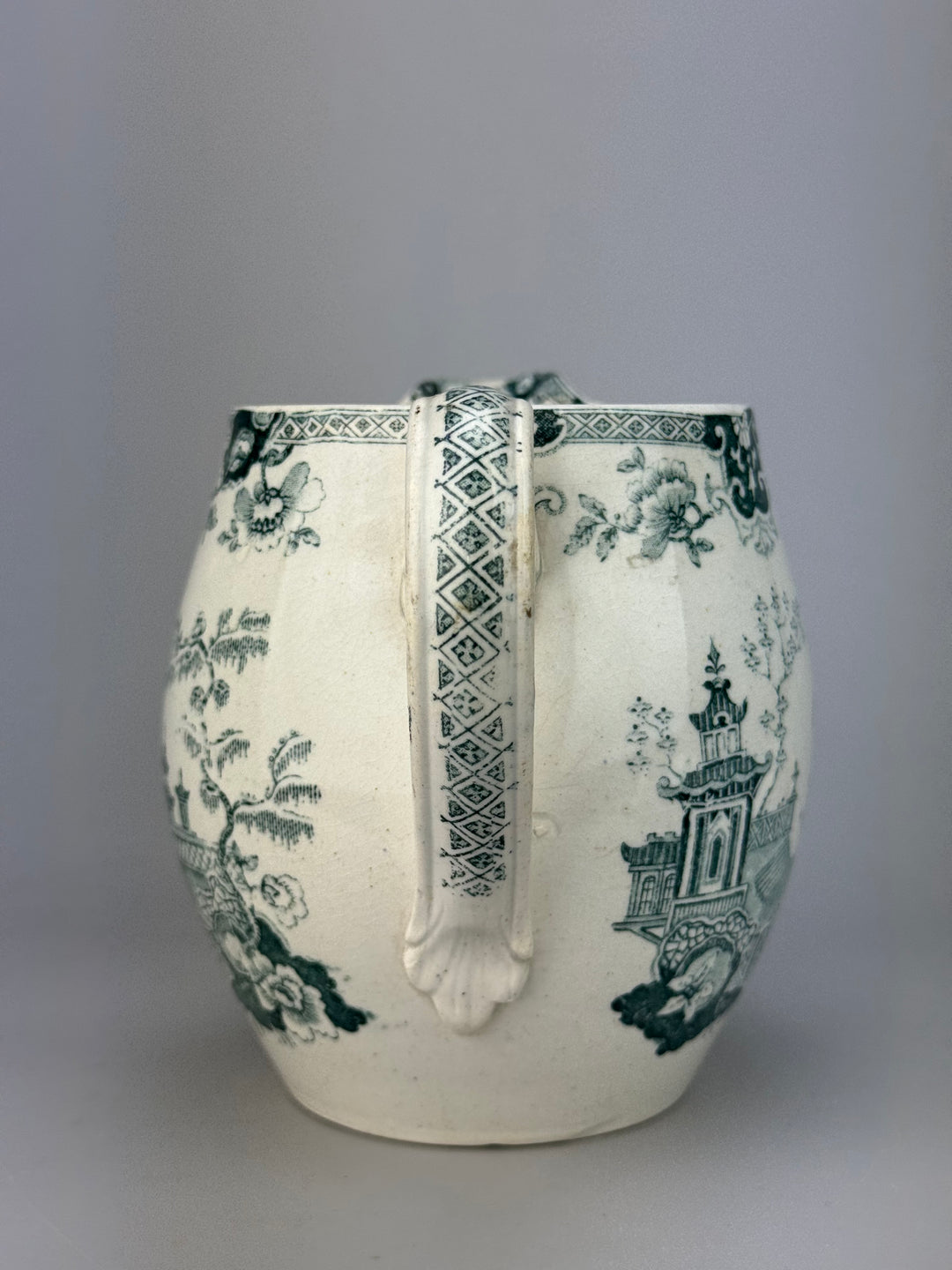 Brocca in ceramica con decoro orientale verde