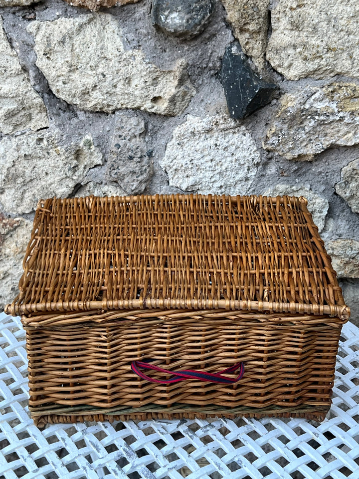 Cesta in vimini intrecciato con coperchio