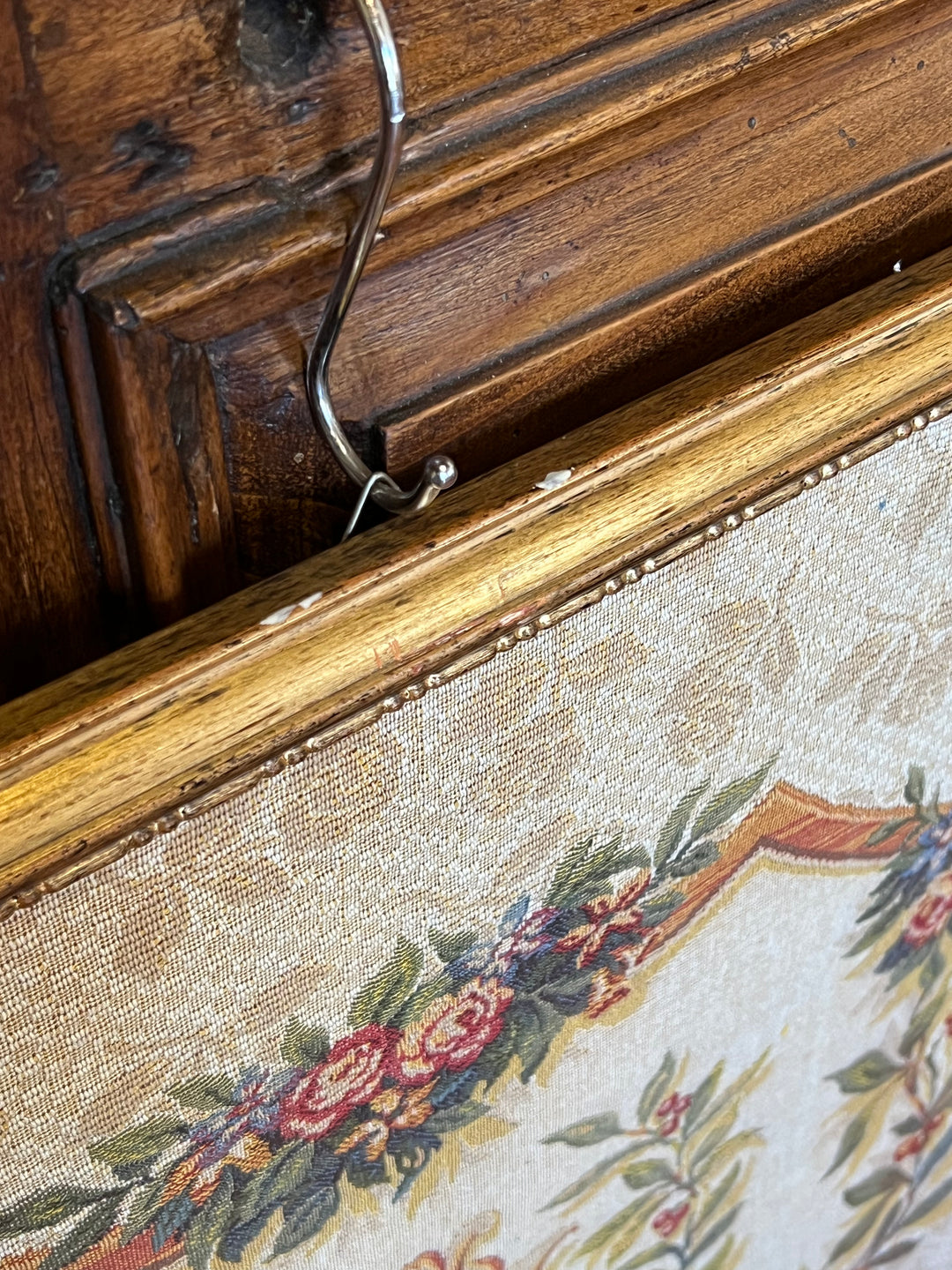 Arazzo decorativo incorniciato con lira e ghirlanda floreale stile classico