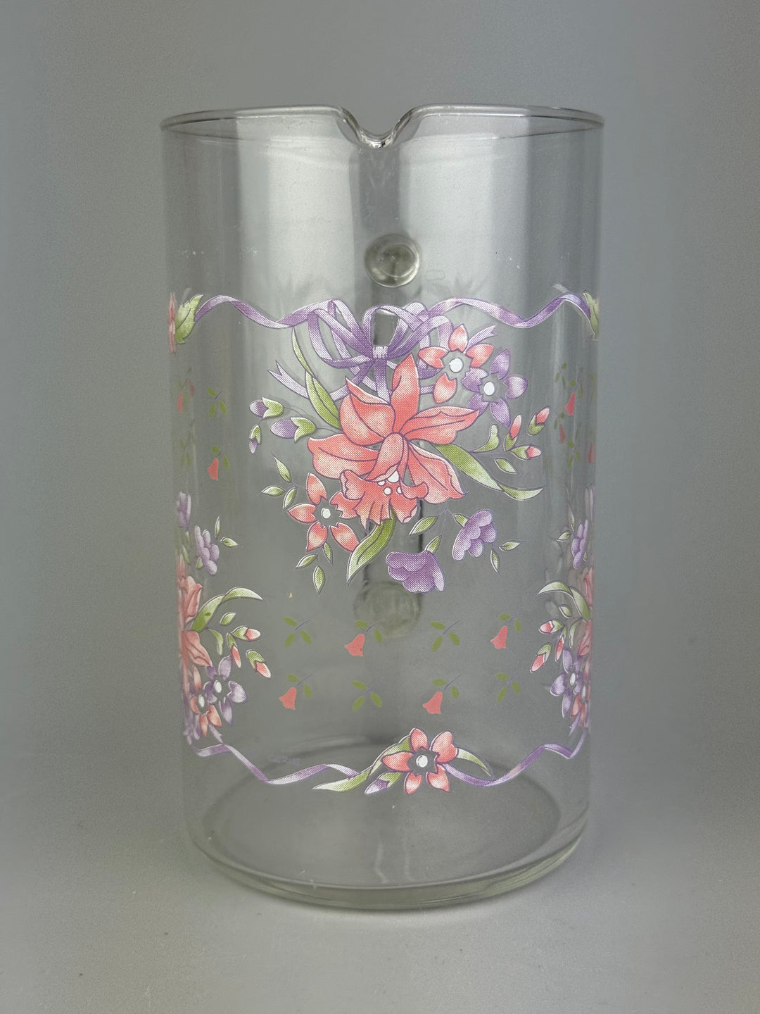 Brocca vintage in vetro trasparente con decorazione floreale rosa e lilla
