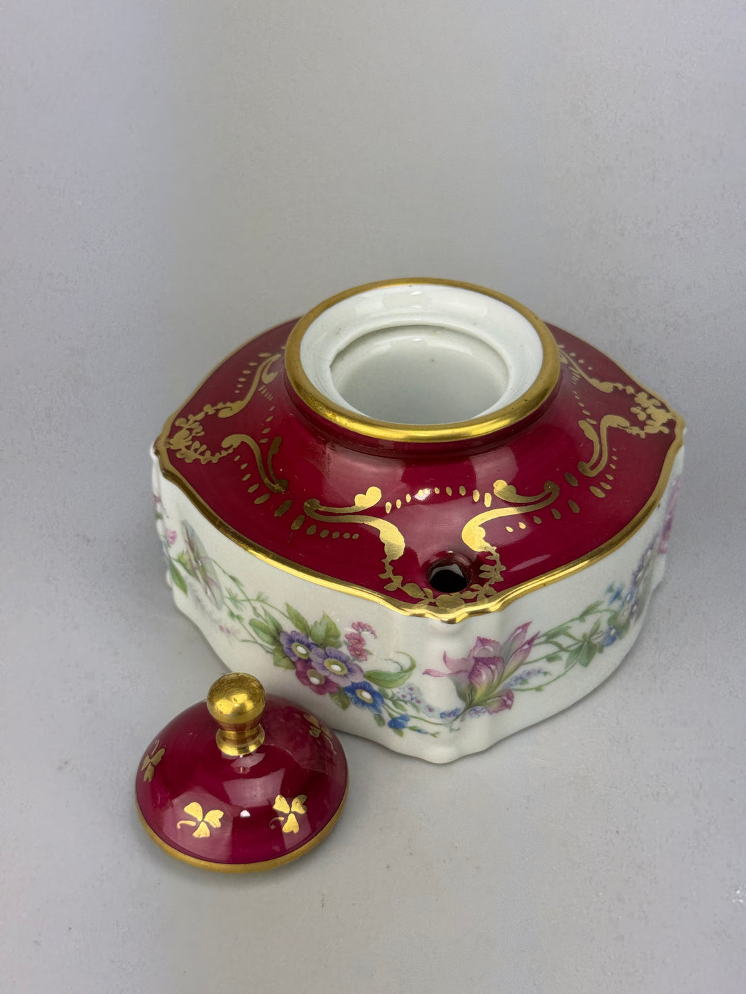 Calamaio in porcellana Limoges bordeaux e oro con decoro floreale