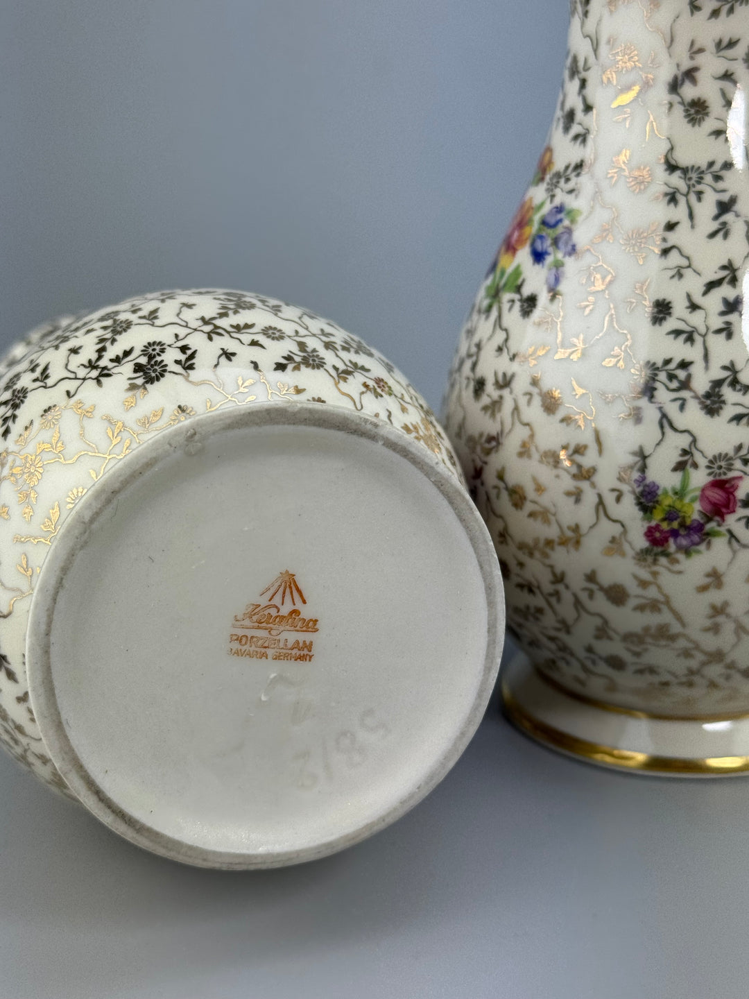 Coppia di vasi in porcellana Bavaria decorata con fiori e bordo dorato