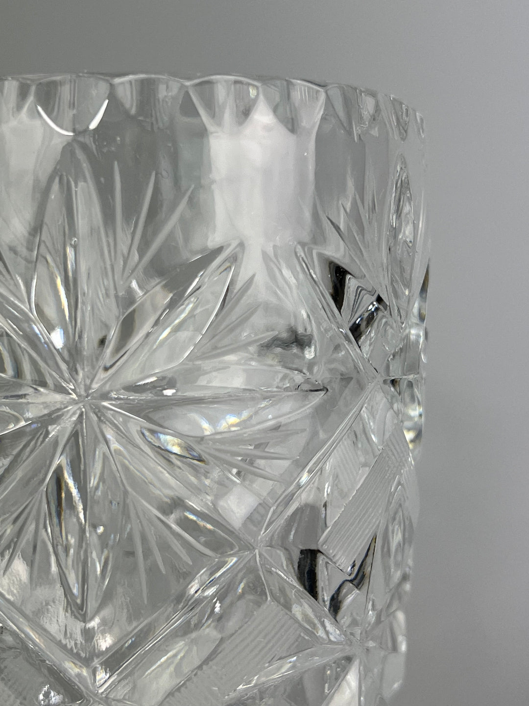 Vaso in cristallo molato con motivo a stelle