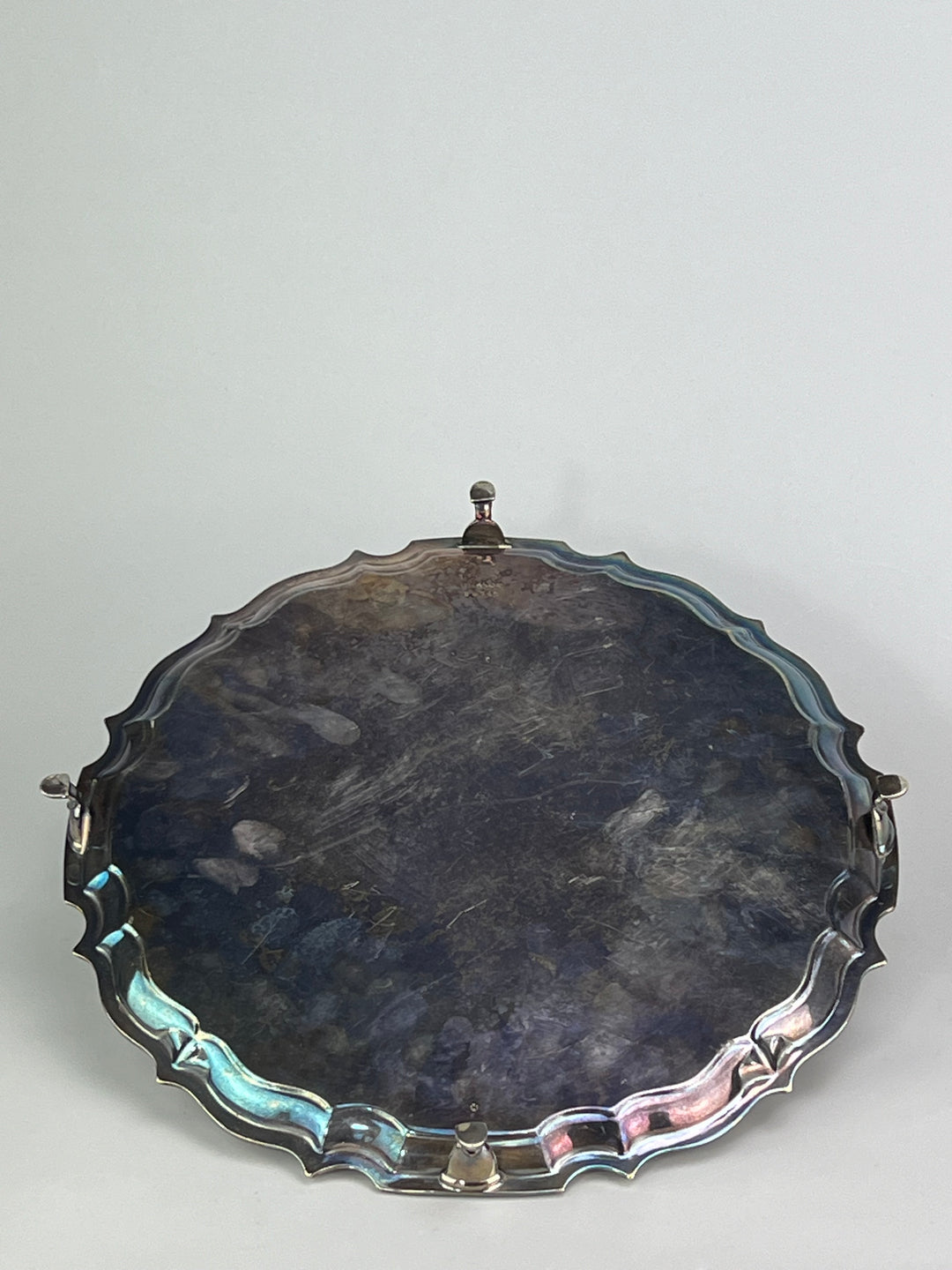 Vassoio rialzato vintage in metallo silverplated con bordo sagomato e piedini