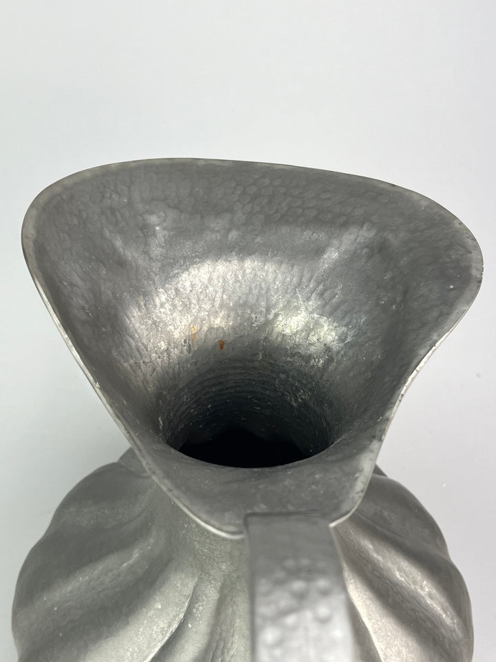 Brocca in peltro martellato a mano stile vintage