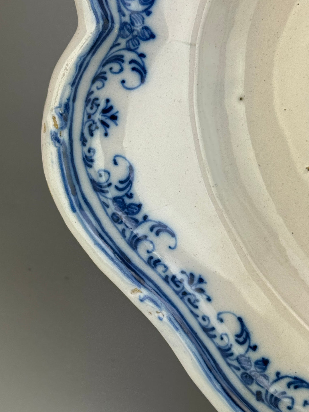 Vassoio vintage in ceramica bianca con decoro floreale blu