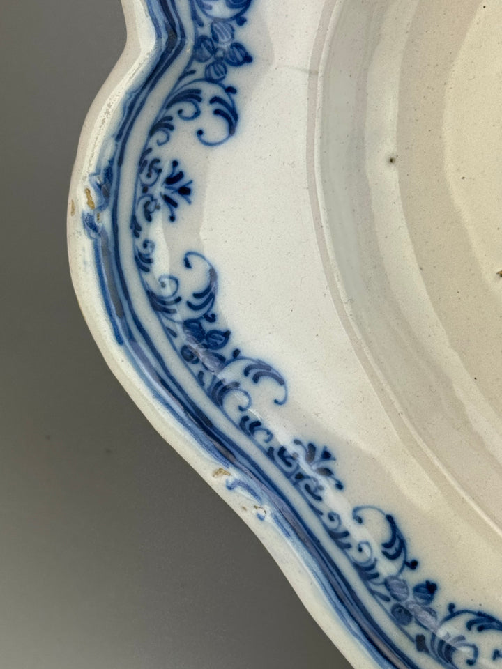 Vassoio vintage in ceramica bianca con decoro floreale blu