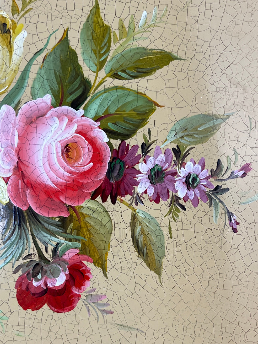 Vassoio in Metallo con Fiori Dipinti a Mano e Bordo traforato – Stile Vintage