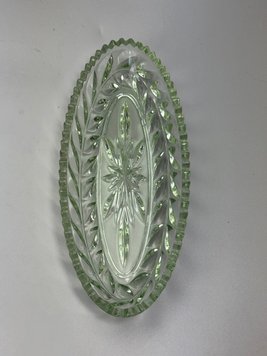 Vassoietto ovale vintage in vetro verde lavorato
