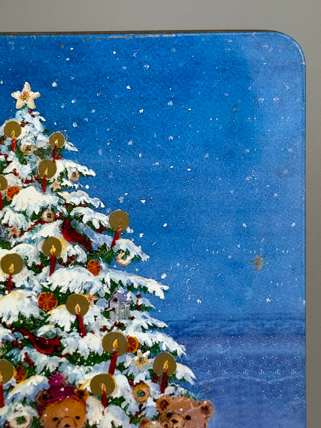 Scatola di latta natalizia vintage con orsetti e albero di Natale