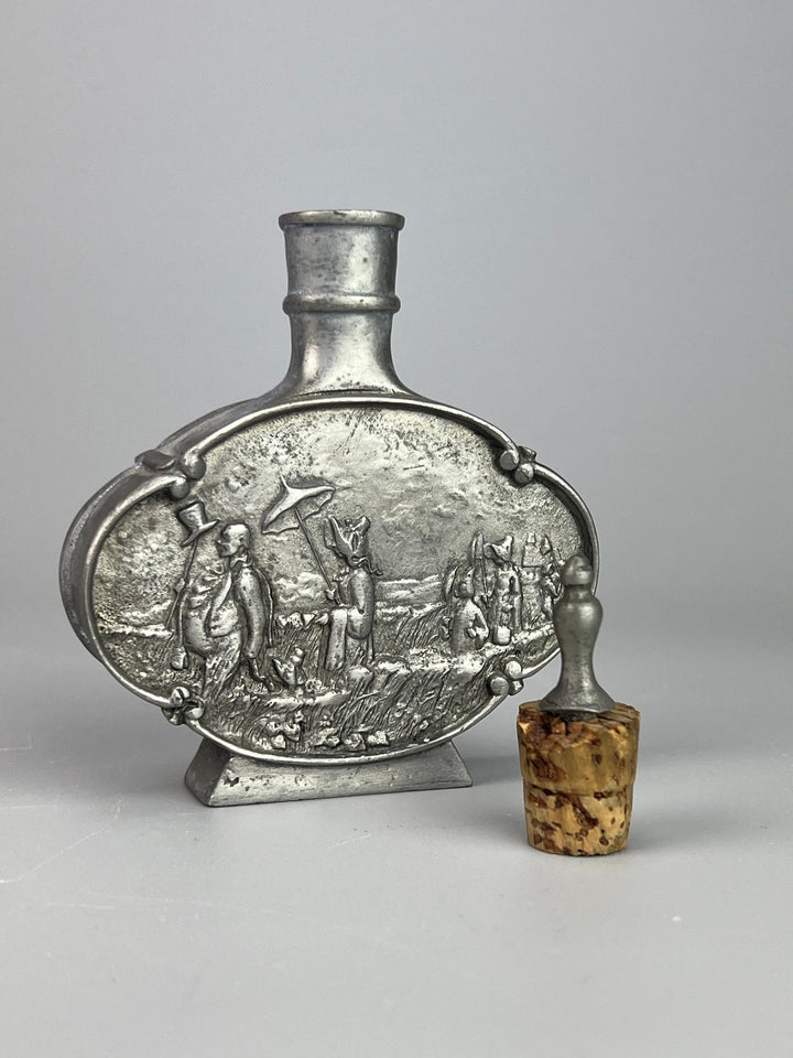 Fiaschetta in peltro decorato – Scena contadina