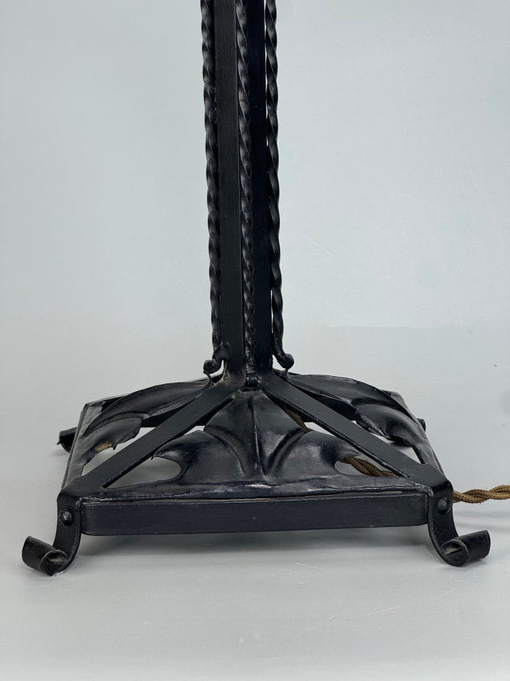Lampada da tavolo Art Décò in metallo con paralume in vetro satinato modellato