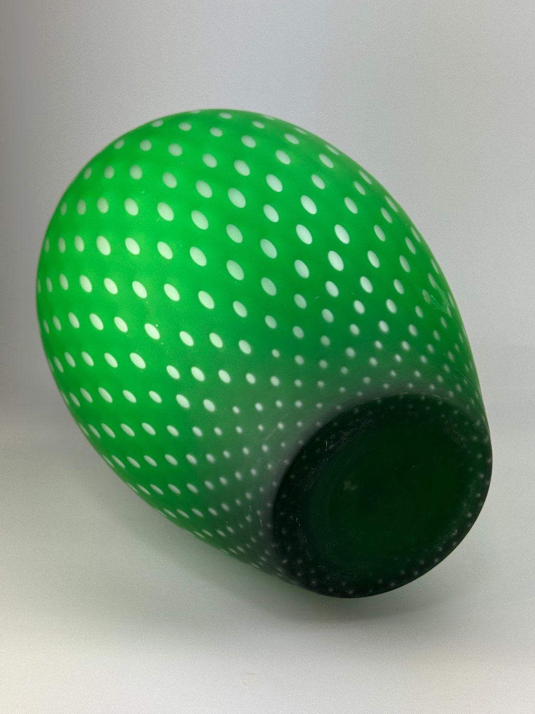 Vaso in vetro di Murano verde smeraldo a pois bianchi soffiato a mano anni ’70