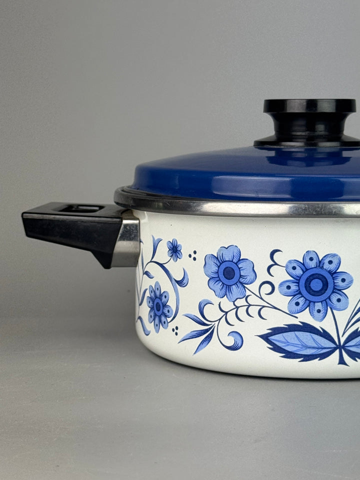 Set pentole vintage smaltate bianche e blu con decorazione floreale
