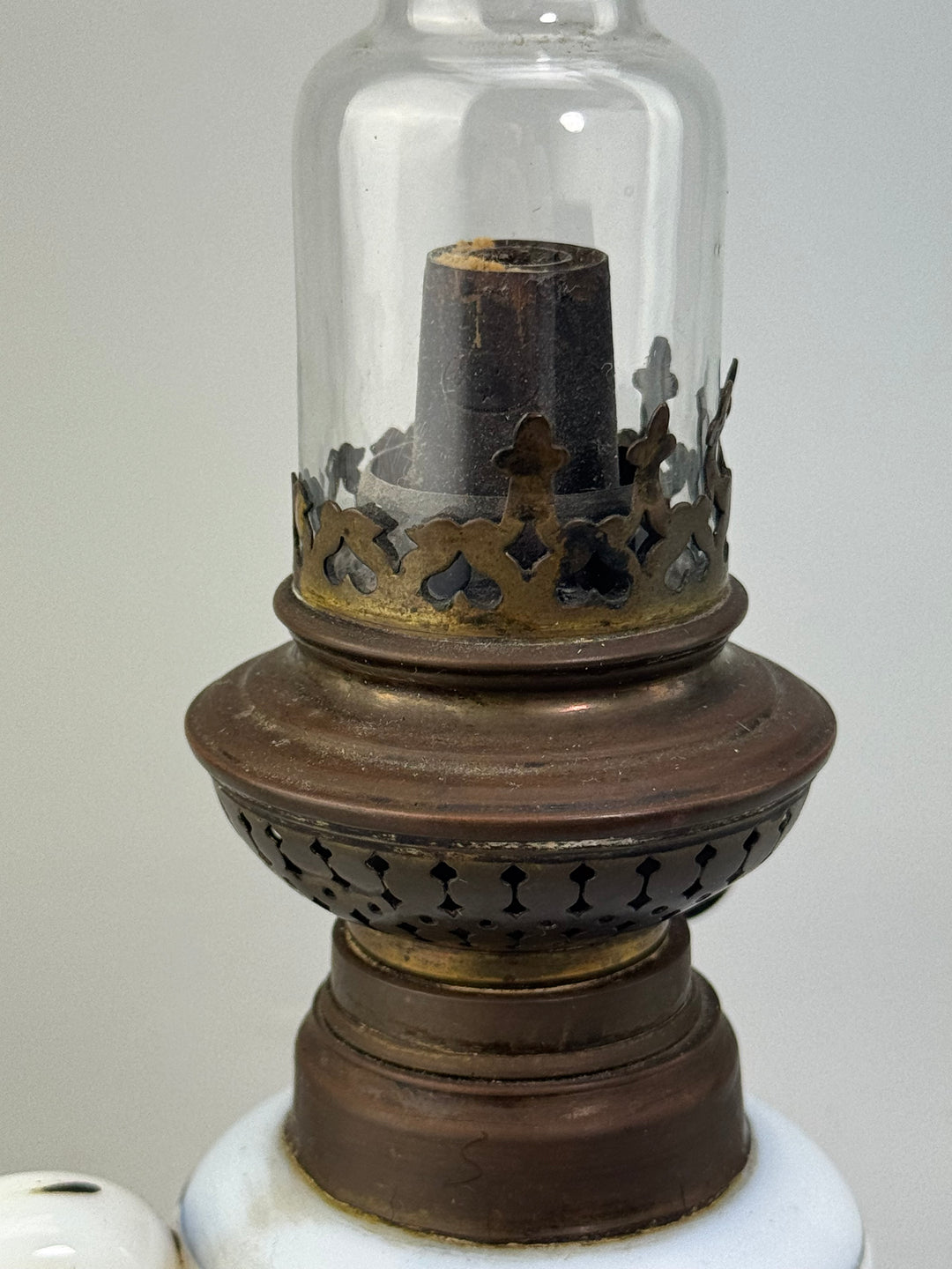 Lampada ad olio in vetro opalino decorato