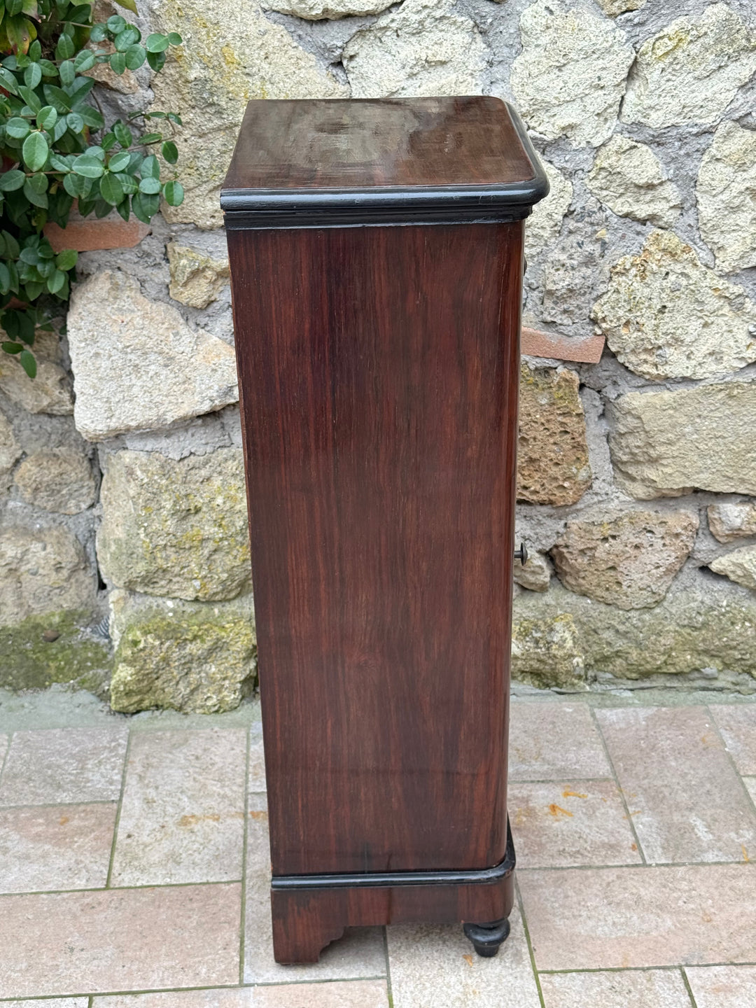 Comodino antico a colonna con anta e due cassetti Italia prima metà Novecento