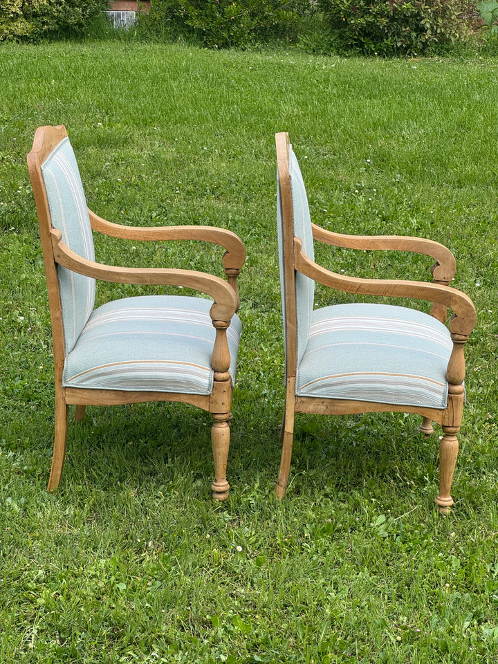 Coppia di poltrone francesi in legno chiaro con rivestimento a righe azzurro e beige