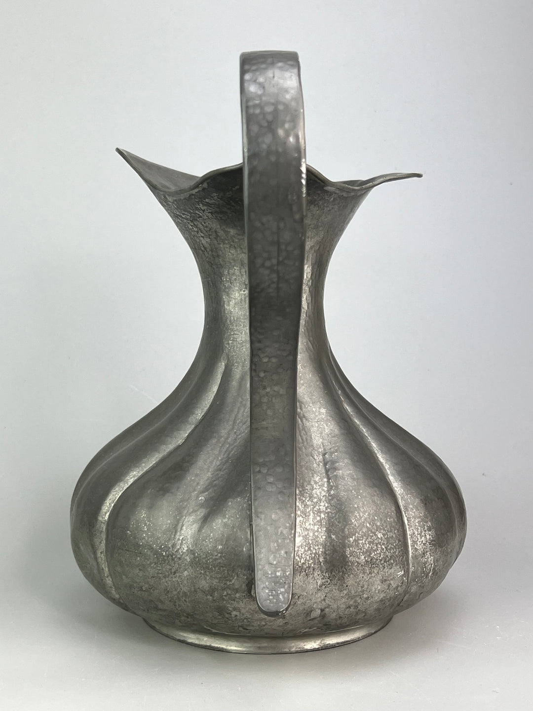 Brocca in peltro martellato a mano stile vintage