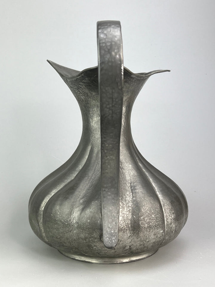 Brocca in peltro martellato a mano stile vintage