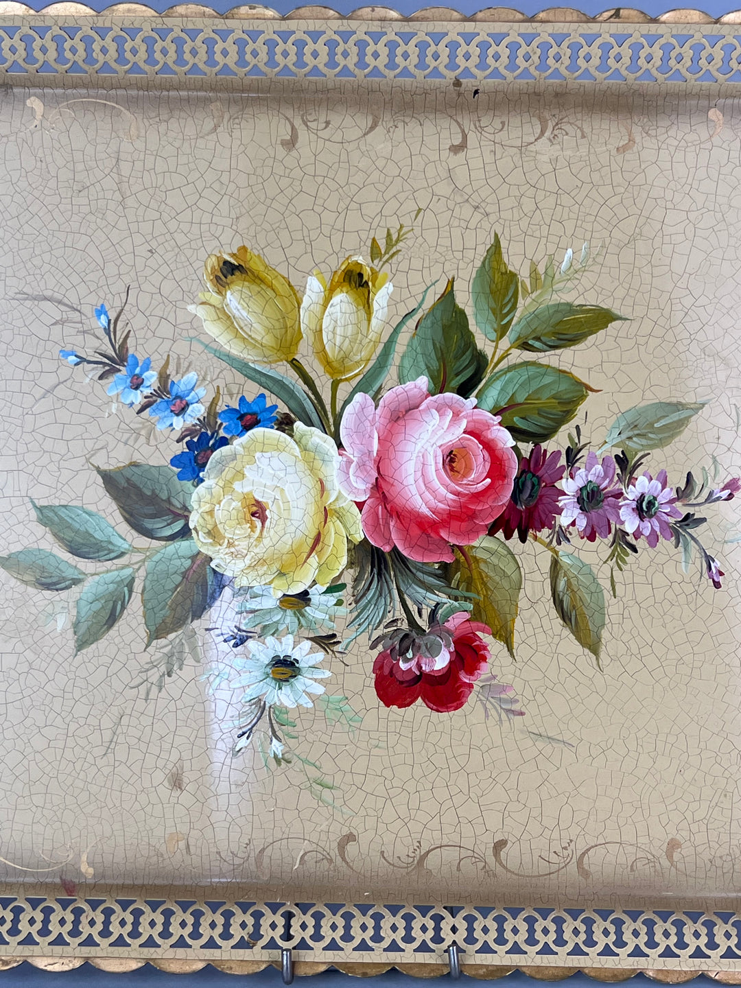 Vassoio in Metallo con Fiori Dipinti a Mano e Bordo traforato – Stile Vintage