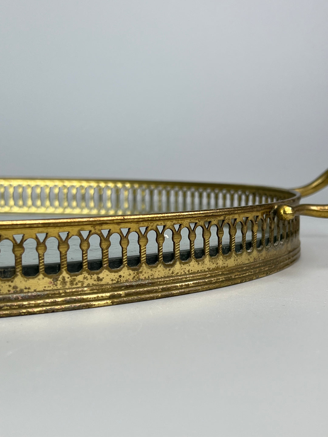 Vassoio Vintage in Vetro con Ringhiera in Ottone Traforato – Ovale