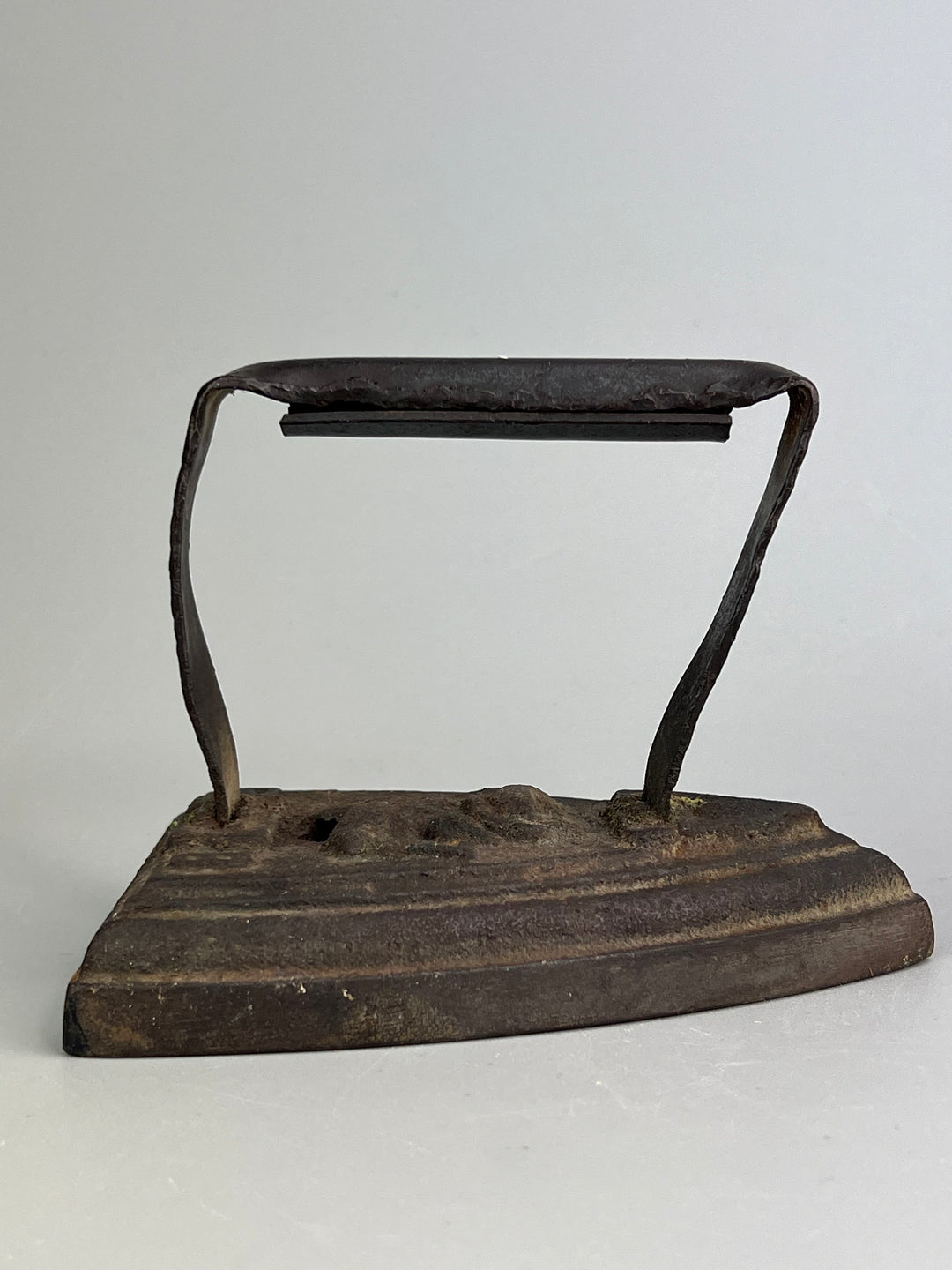 Ferro da stiro antico in ghisa
