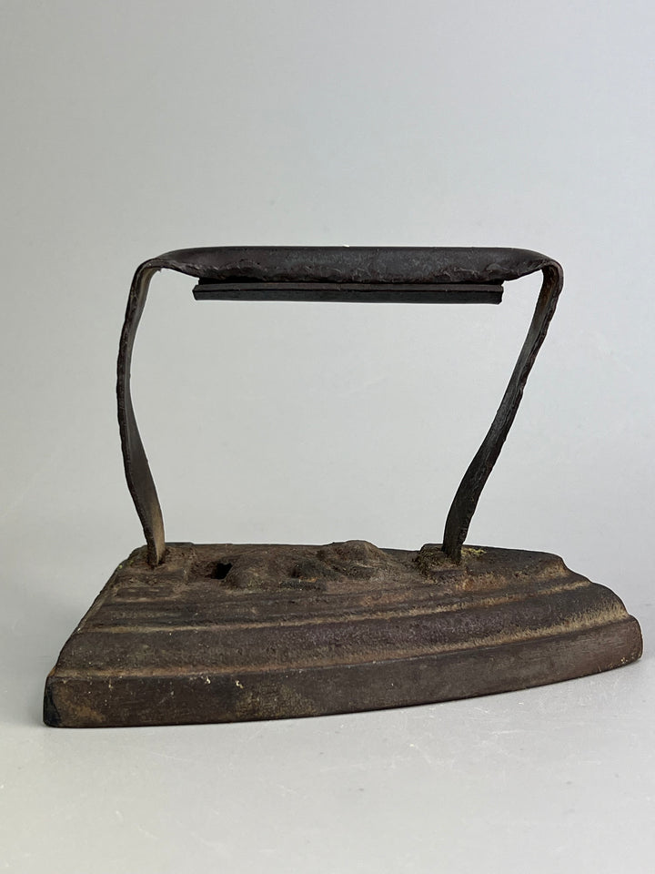 Ferro da stiro antico in ghisa