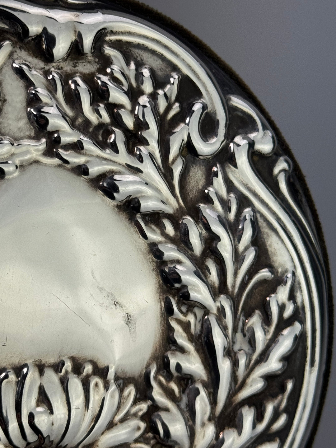 Specchietto da mano in argento cesellato decoro floreale Liberty