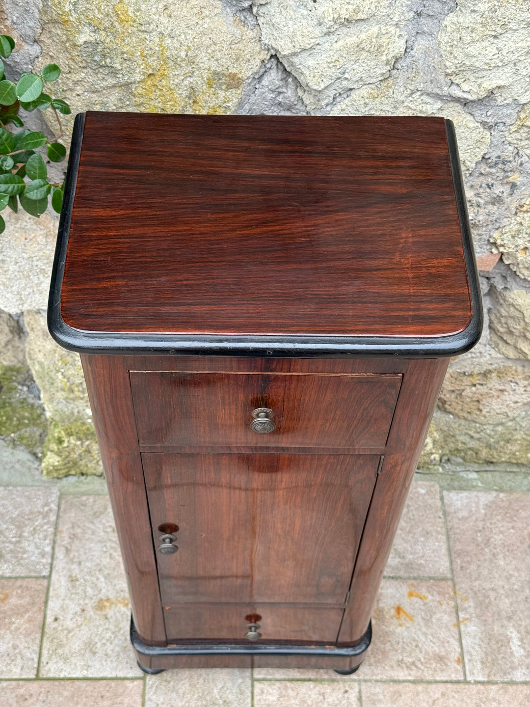 Comodino antico a colonna con anta e due cassetti Italia prima metà Novecento