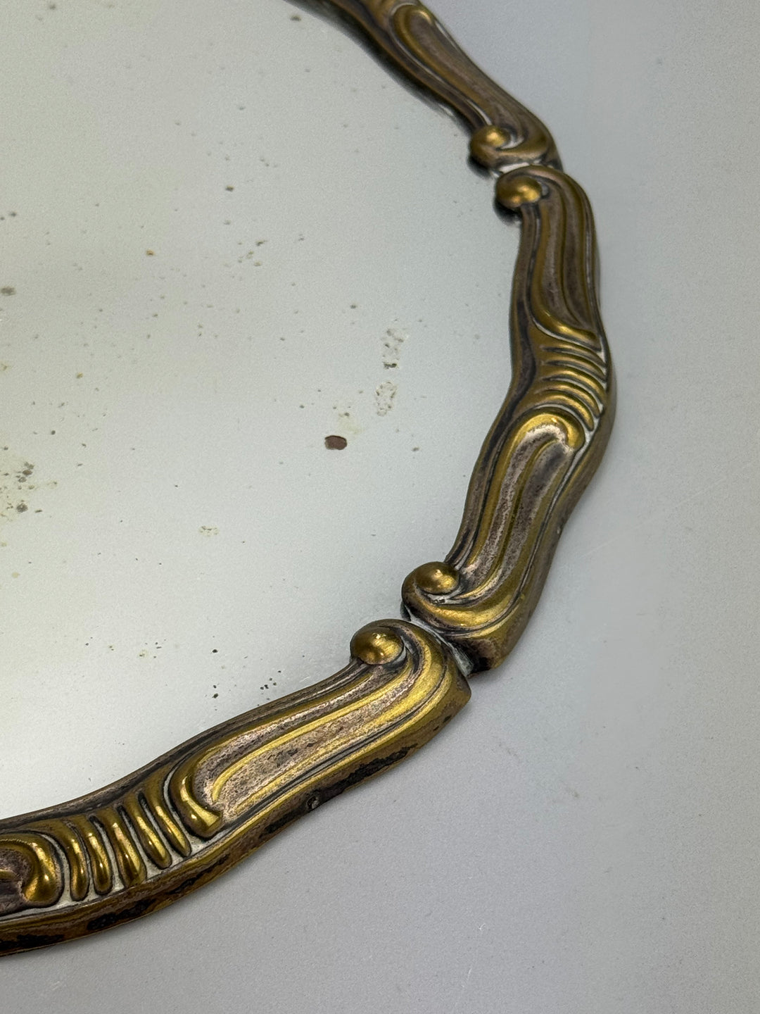 Vassoio vintage con specchio a mercurio e bordo in ottone dorato con piedini