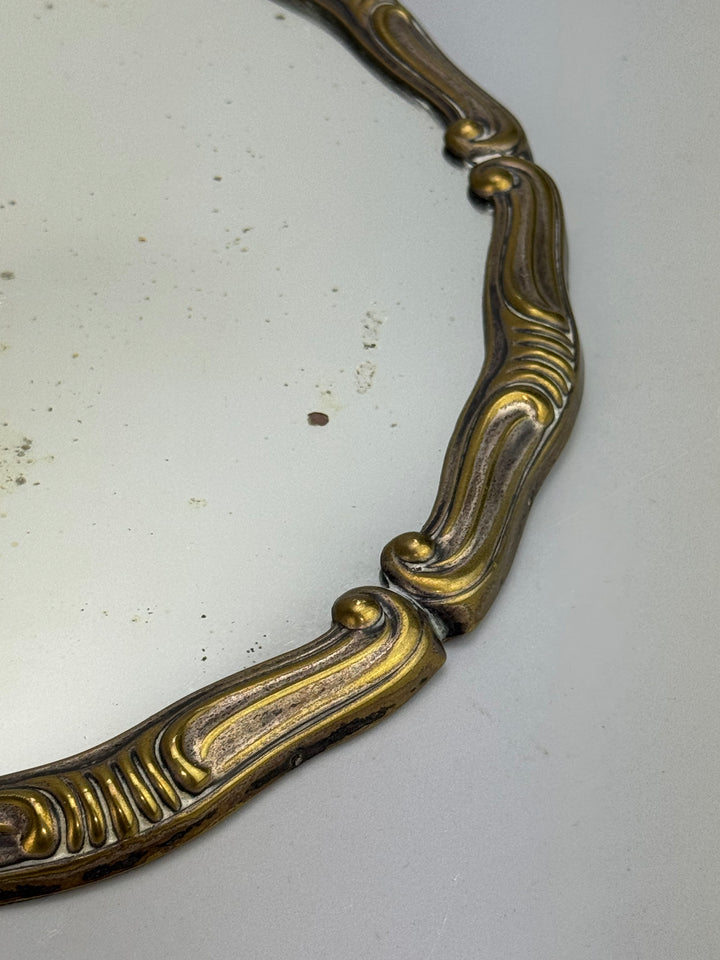 Vassoio vintage con specchio a mercurio e bordo in ottone dorato con piedini
