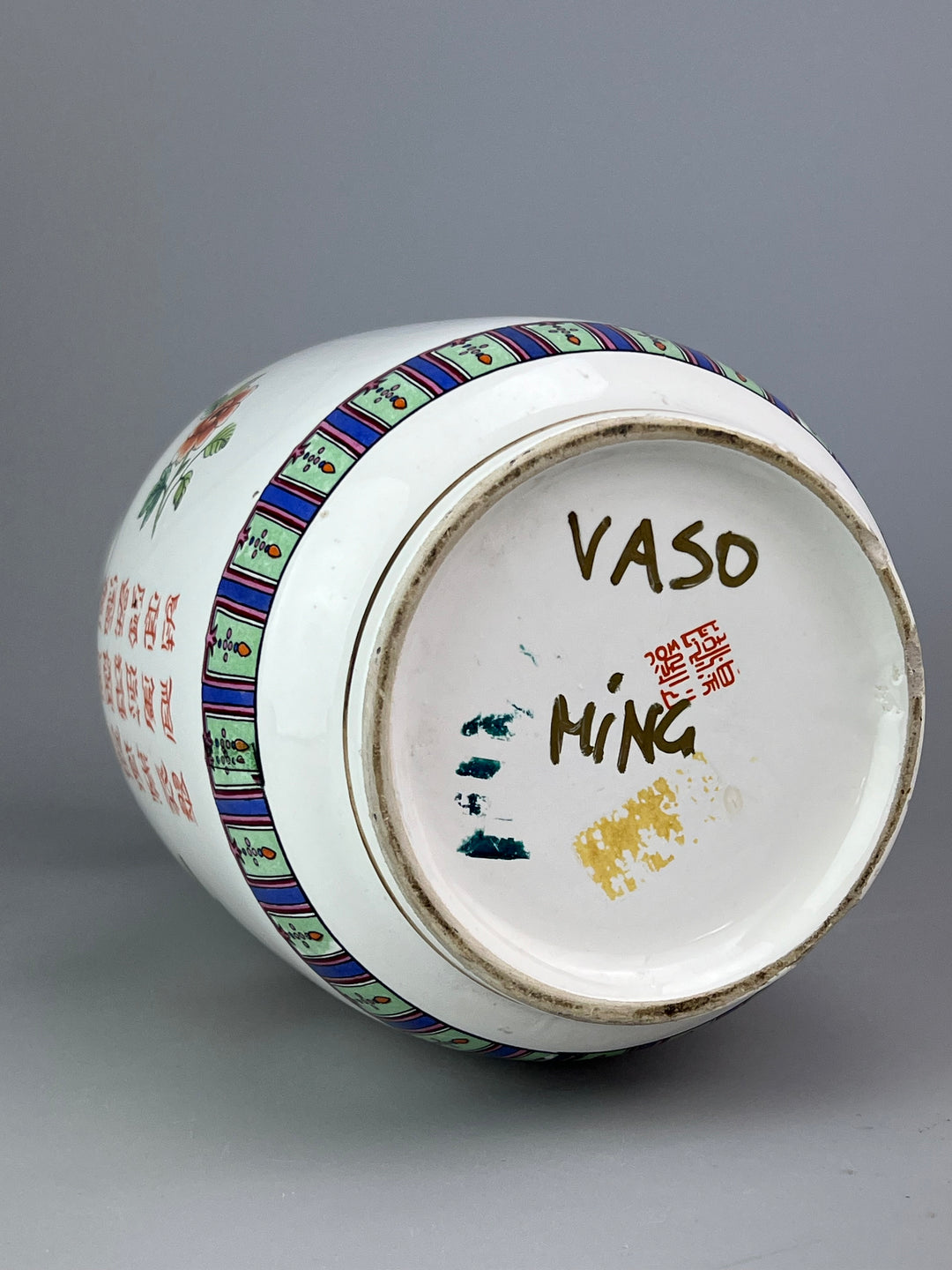 Vaso Cinese in Porcellana Smaltata – Decoro Pavoni e Fiori