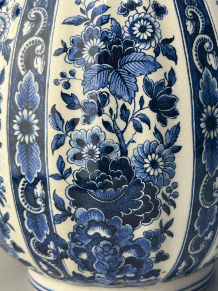 Vaso decorativo in ceramica bianca e blu stile delft