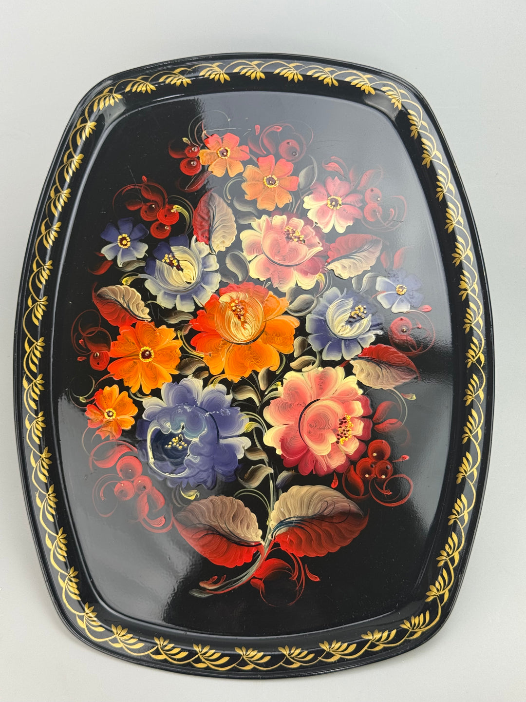 Vassoio russo in metallo dipinto a mano con decoro floreale su fondo nero