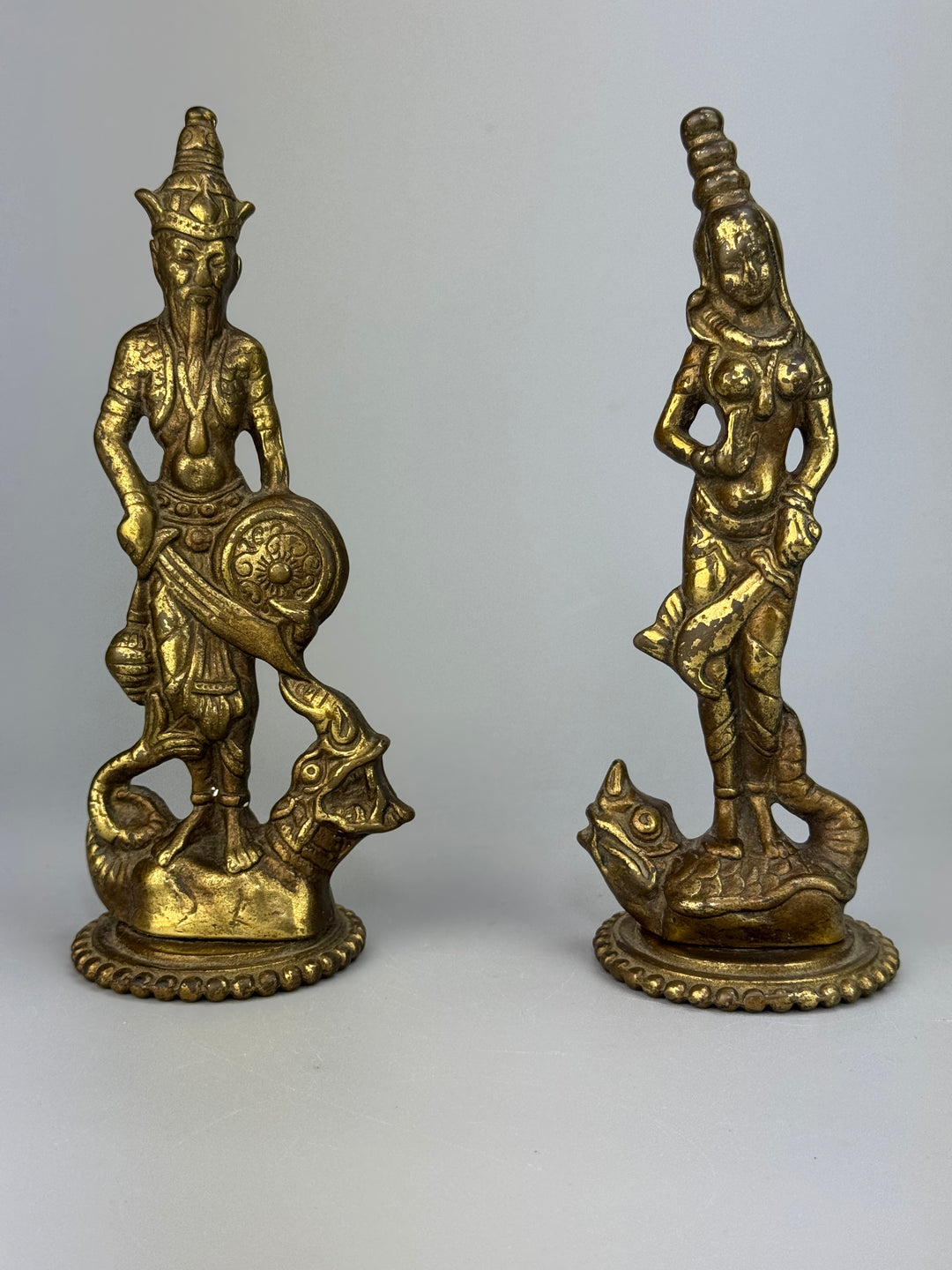 Coppia di statue balinesi in ottone figure tradizionali