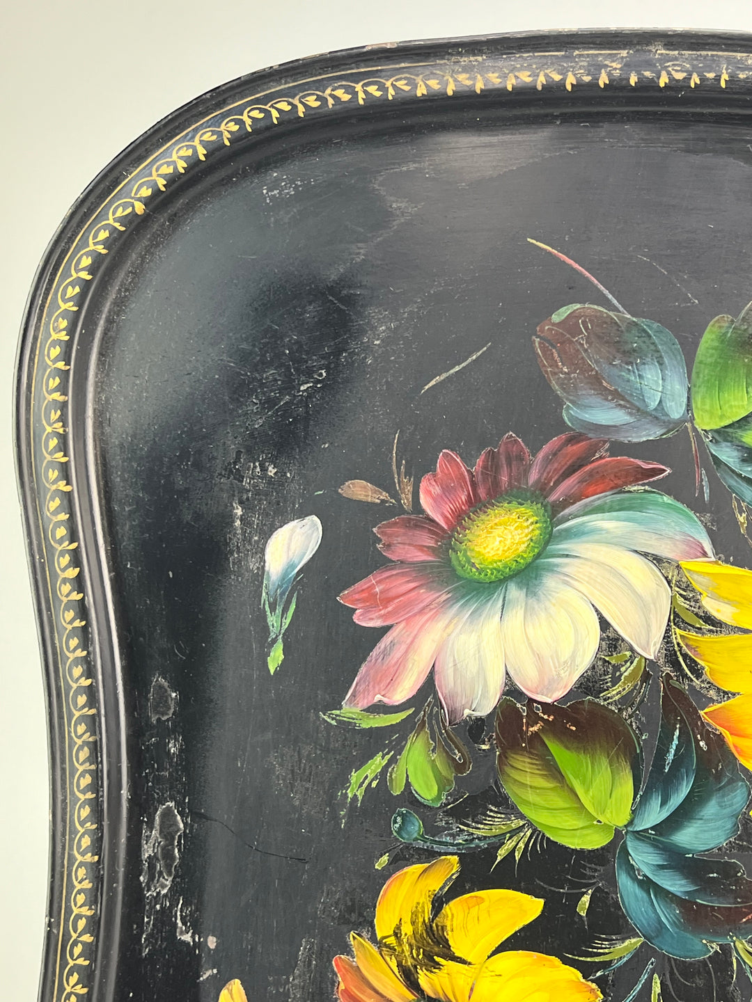 Vassoio decorativo russo nero dipinto a mano con fiori