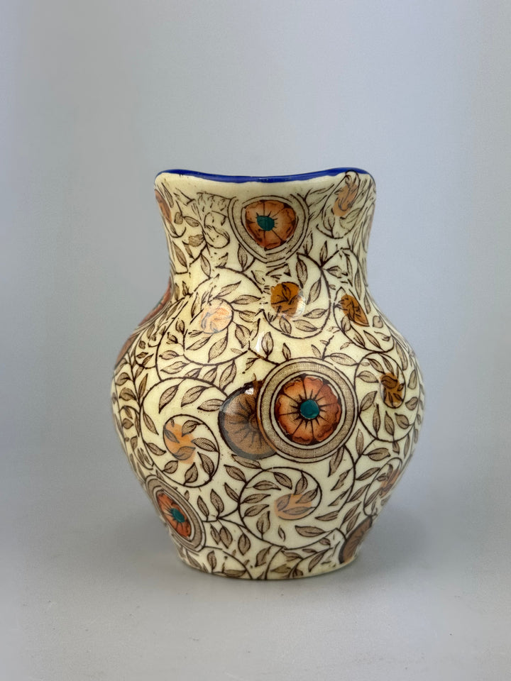 Lattiera in ceramica decorata con motivo floreale