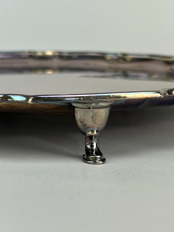 Vassoio rialzato vintage in metallo silverplated con bordo sagomato e piedini