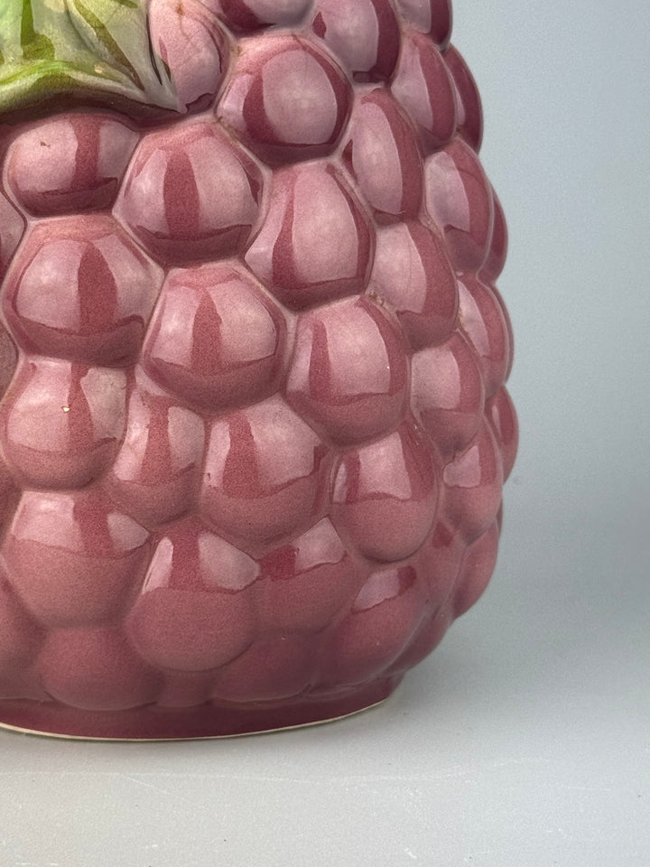 Brocca vintage in ceramica a forma di grappolo d’uva rosa e verde