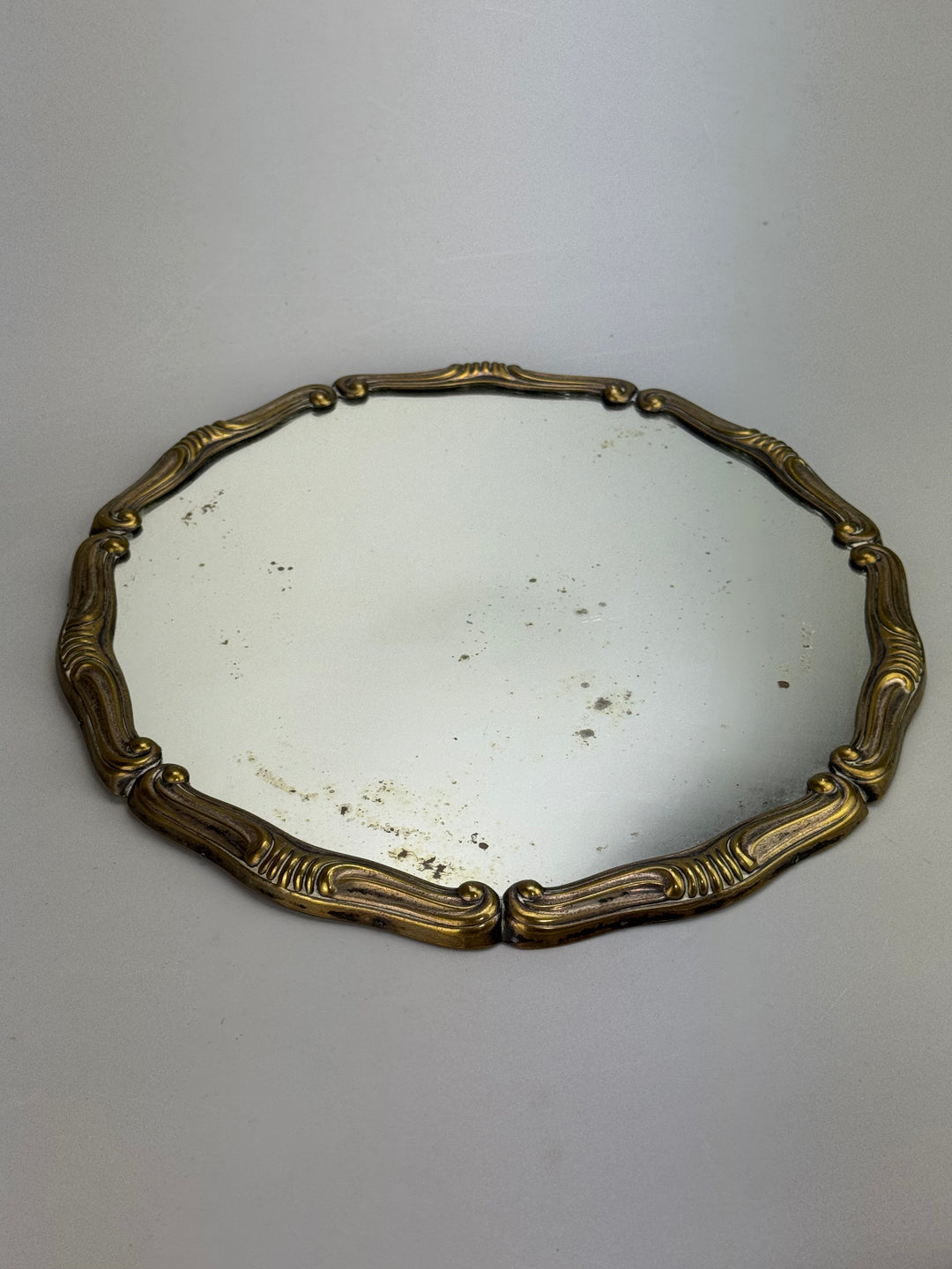 Vassoio vintage con specchio a mercurio e bordo in ottone dorato con piedini