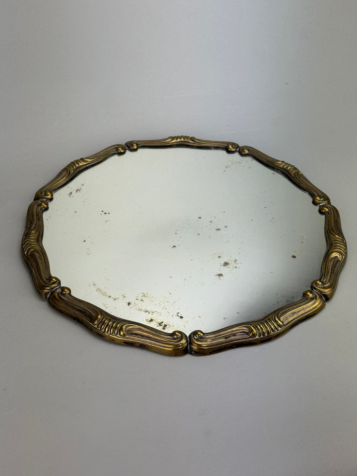 Vassoio vintage con specchio a mercurio e bordo in ottone dorato con piedini