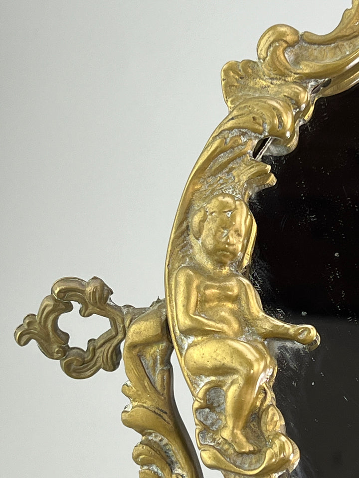 Specchio da tavolo in bronzo dorato con putti stile rococò