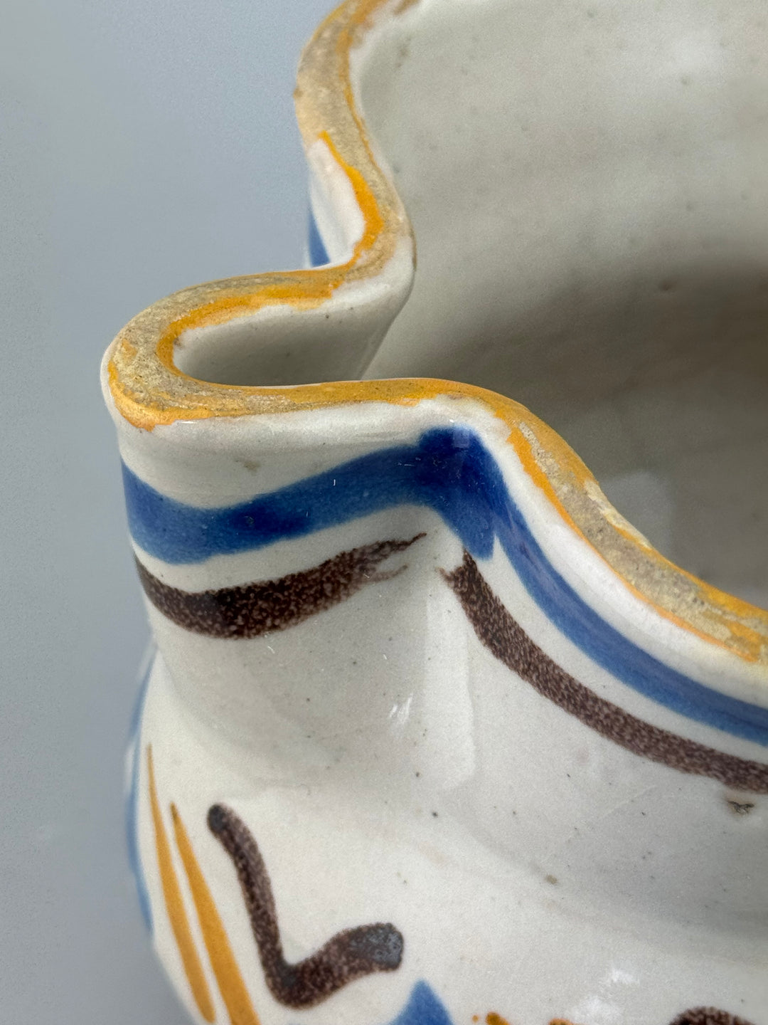Brocca in maiolica popolare dipinta a mano