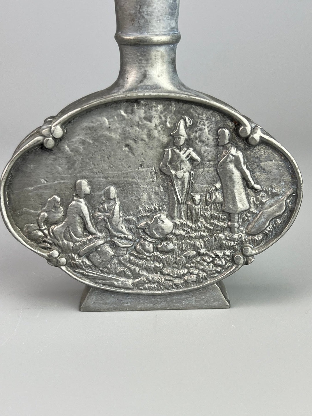 Fiaschetta in peltro decorato – Scena contadina
