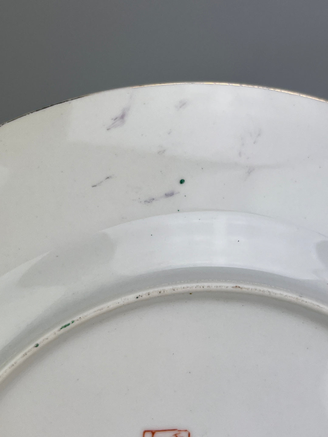 Piatto in porcellana cinese decorato a mano stile "Famille Rose"