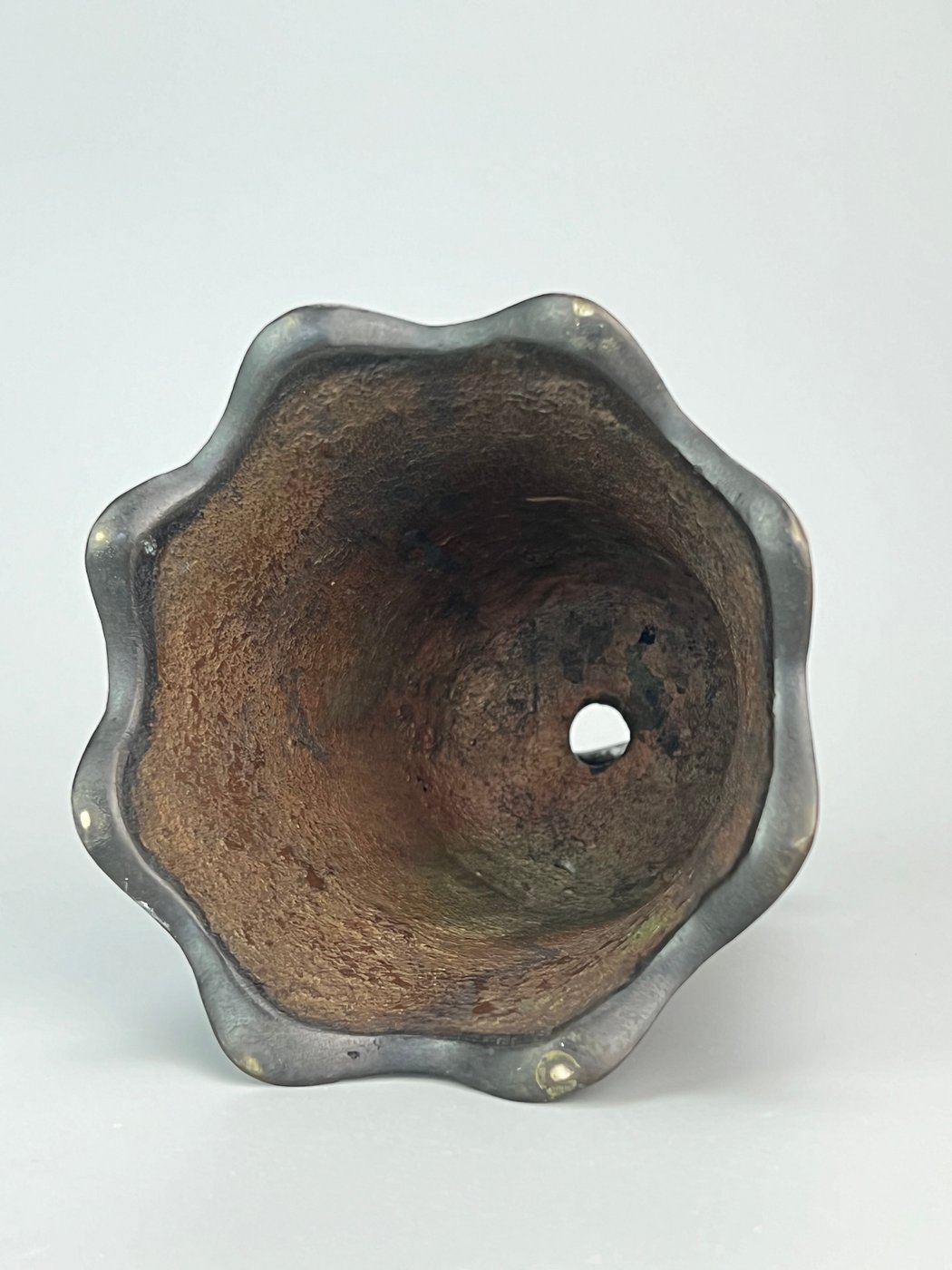 Campana cinese in bronzo con iscrizioni e decori a rilievo XX secolo