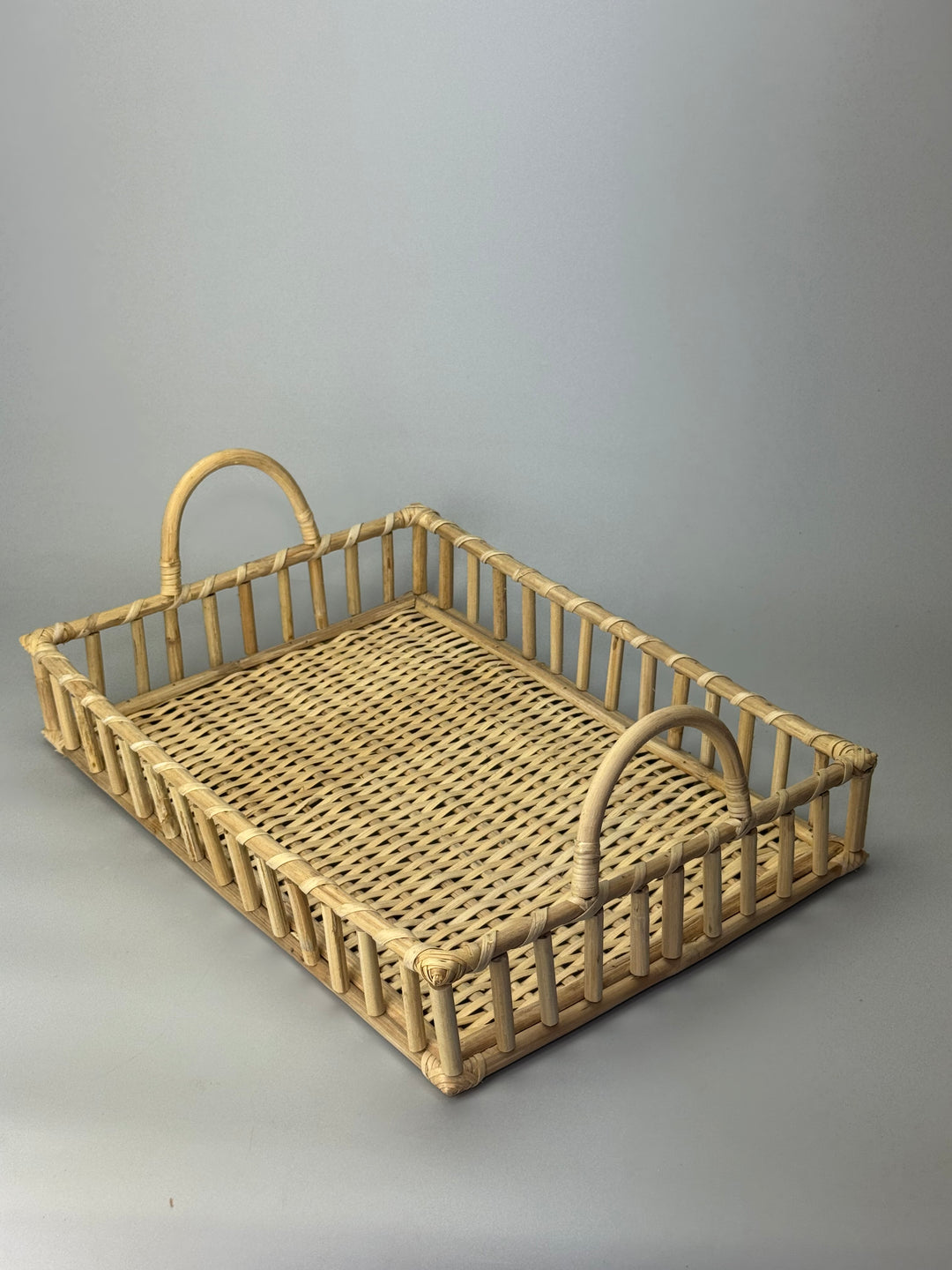 Vassoio rettangolare in rattan con manici