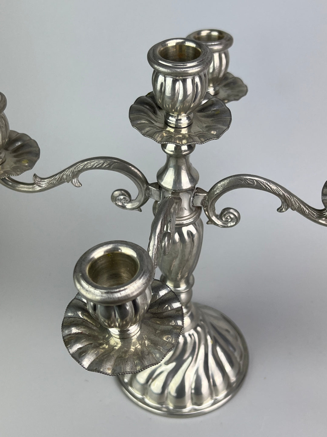 Coppia di candelabri in peltro a 5 bracci stile classico