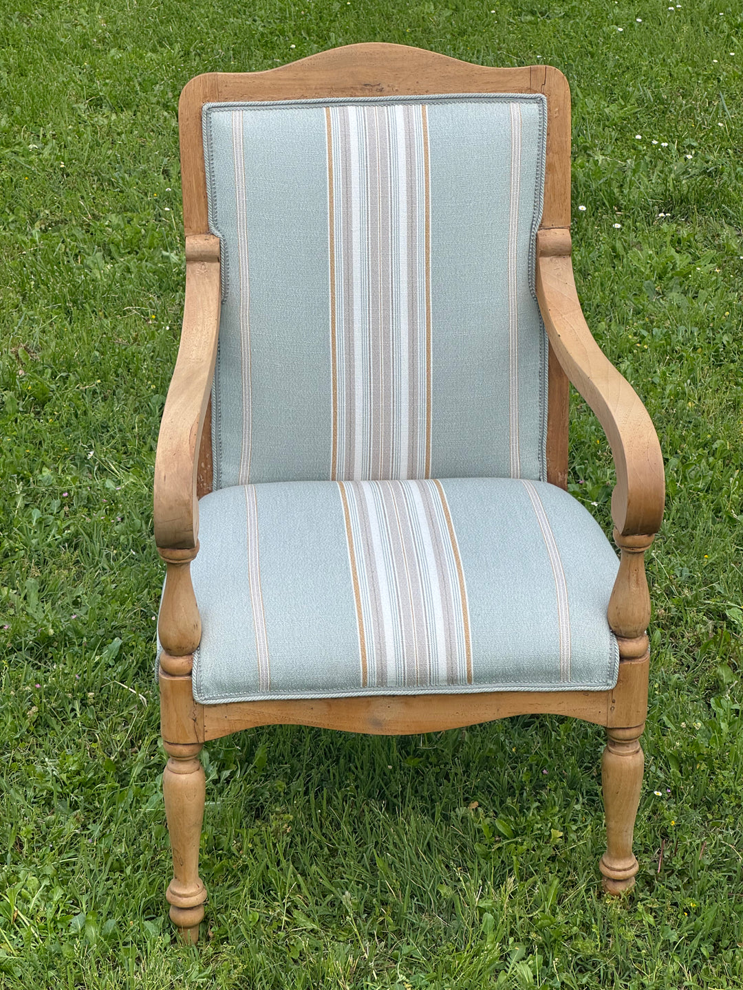 Coppia di poltrone francesi in legno chiaro con rivestimento a righe azzurro e beige