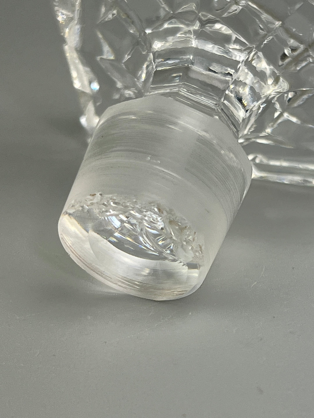 Bottiglia in cristallo molato con tappo design geometrico